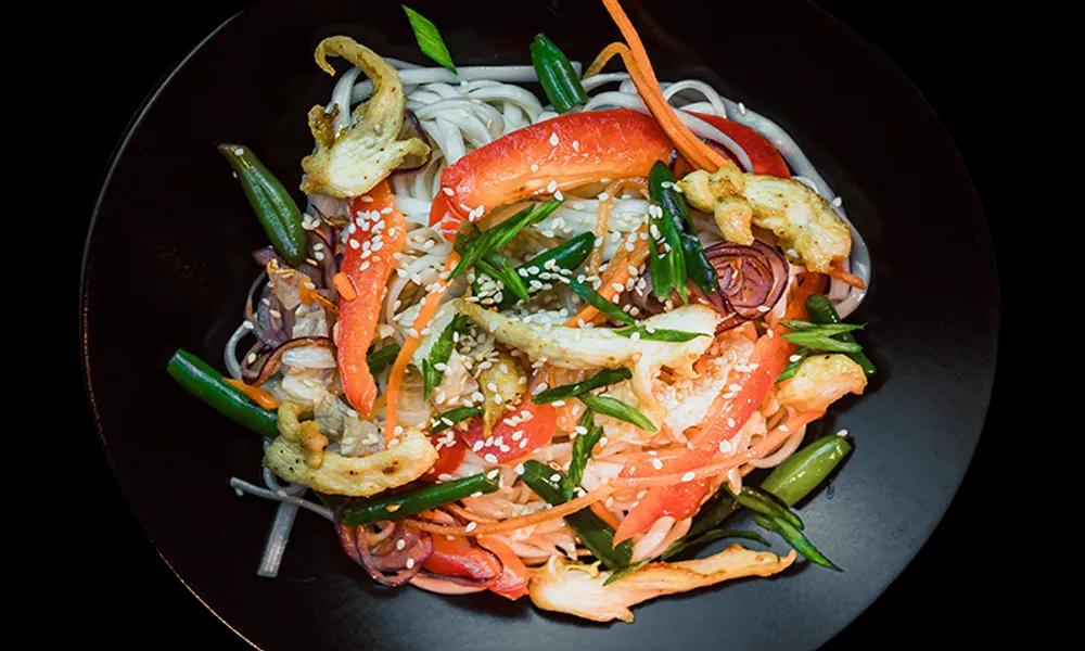 Рисова лапша WOK з курчам в кисло-солодкому соусі